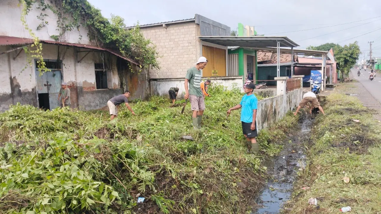 Cegah Banjir, Warga Dusun Krajan  II Desa Sidodadi Bersihkan  Saluran Air