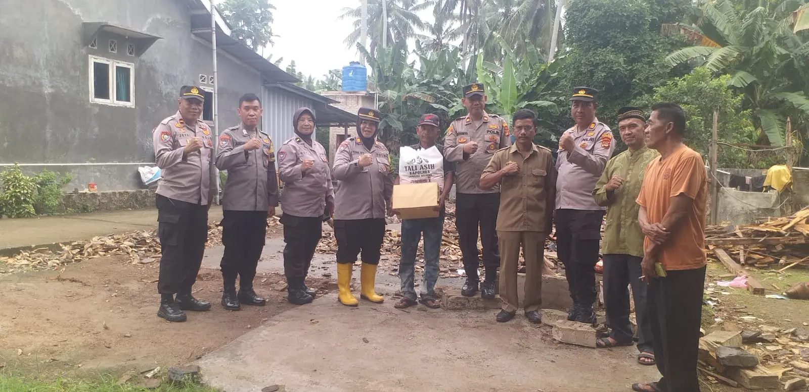 Di Sidomulyo, Polres Lamsel Bersama Polsek Sidomulyo  Berikan Bantuan Korban Rumah Roboh