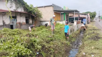 Cegah Banjir, Warga Dusun Krajan  II Desa Sidodadi Bersihkan  Saluran Air