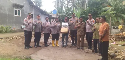 Di Sidomulyo, Polres Lamsel Bersama Polsek Sidomulyo  Berikan Bantuan Korban Rumah Roboh
