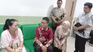 Dinkes Lamsel Kunjungi Pasien Bocah  Penderita Penyakit Langka  SPPE